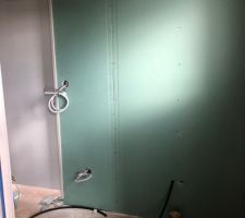ça commence à blanchir. Et il y a beaucoup de câbles partout qui pendent du plafond.