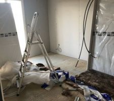 ça commence à blanchir. Et il y a beaucoup de câbles partout qui pendent du plafond.