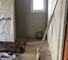 ça commence à blanchir. Et il y a beaucoup de câbles partout qui pendent du plafond.