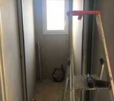 Les toilettes au fond du couloir (et non pas au fond du jardin)....