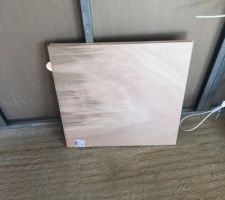Un petit renfort pour la cloison qui va supporter le poids d'un téléviseur...