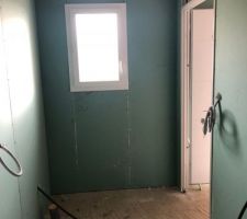 Une vue de ma salle d'eau avec le coin WC à gauche.