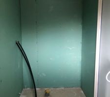 Une vue de ma salle d'eau avec la douche à l'italienne au fond.