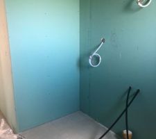 Une vue intérieure de la salle de bain.