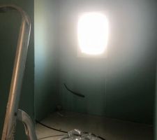 Une vue intérieure de la salle de bain.