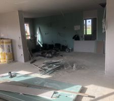 Une petite vue du séjour/salle à manger et de la cuisine en franchissant la porte d'entrée...