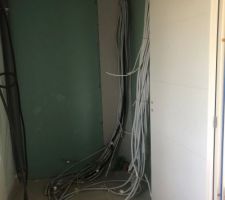 Une autre vue du cellier. GTL et future localisation de l'armoire informatique et réseau.