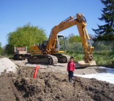 Remblayage de couche de tout venant pour chemin par jorge sur pelle
et miguel qui surveille