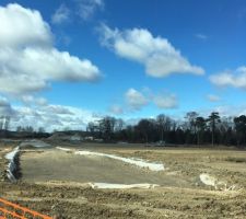 Notre terrain se trouve devant les sapins
Viabilisation