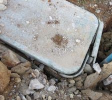 Le coffret du compteur d'eau n'a pas survécu au raccordement...