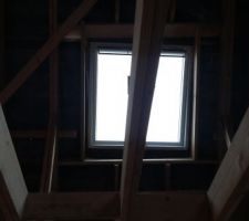 Velux posé de travers, nous réclamons auprès du conducteur de travaux qui trouve cela normal il ne veux pas intervenir pour l'instant, il verra ce que cela donne après la pose du placo ...