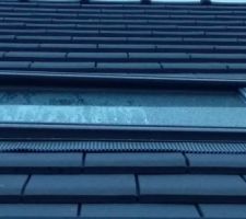 Velux posé de travers, nous réclamons auprès du conducteur de travaux qui trouve cela normal il ne veux pas intervenir pour l'instant, il verra ce que cela donne après la pose du placo ...