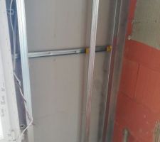 Rails pour cloison contre murs extérieurs