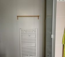 Placard salle de bain mont&eacute; - Prochaine mission, remonter ou remplacer le radiateur de la sdb !