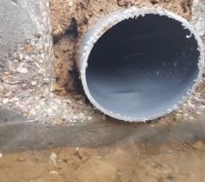 Aberrant le taf des terrassiers de batilor, regard pas cimenté les eaux de pluies vont dans le vide sanitaire.