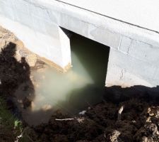 Remblai et raccordement fait, bien entendu avec l'eau existante donc tout naturellement vide sanitaire rempli d'eau, cool l'humidité!!!!