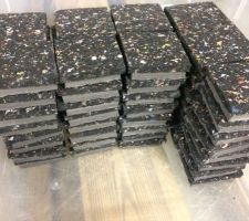 Préparation des cales anti vibration "bi-composant" pour une pièce (que j'espère) insonorisée. Elles vont se retrouver sous une structure bois (63*75), tous les 40 cm.