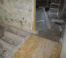 Pose OSB couloir avant montage cloison avec porte galandage