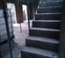 Escalier en b&eacute;ton pour le deuxi&egrave;me &eacute;tage