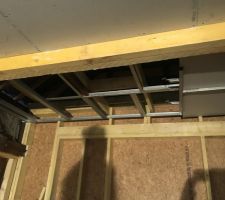 Isolation laine de roche du c&ocirc;t&eacute; fa&ccedil;ade int&eacute;rieure, elle sera faite ext&eacute;rieur sur l?autre partie de maison en laine de bois, sur le sol du grenier isolation de laine de coton je crois pulv&eacute;ris&eacute; par machine, il restera isolation sol