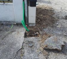 Voilà mes deux gaines en limite de propriété. Maintenant Orange peut venir installer le poteau !