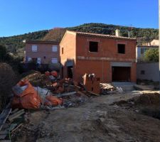 Vue éloignée de la maison avec toiture presque finie et cheminée