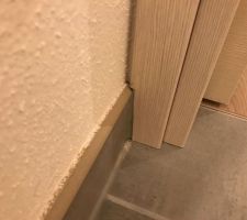 Problèmes de profils de portes abîmés car les plinthes posées avant la pose des portes et seuils décalés