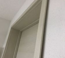 Problèmes de profils de portes abîmés car les plinthes posées avant la pose des portes et seuils décalés