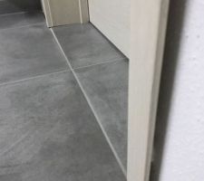 Problèmes de profils de portes abîmés car les plinthes posées avant la pose des portes et seuils décalés