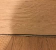 Problèmes de profils de portes abîmés car les plinthes posées avant la pose des portes et seuils décalés