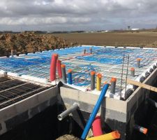Pose du plancher chauffant en cours.... On espère que la dalle soit coulée ce jeudi normalement. Croisons les doigts !