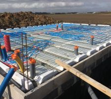Pose du plancher chauffant en cours.... On espère que la dalle soit coulée ce jeudi normalement. Croisons les doigts !