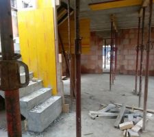 Le RDC avec moins d'étais et escalier partiellement décoffré.