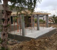 Vide sanitaire et dalle finie + poteaux en béton pour le hauvent.