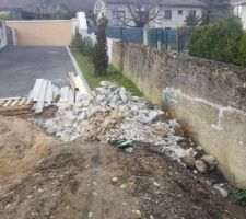 Blocs de béton et autre cassés au marteau piqueur.
Trouvés dans le terrain
