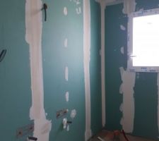 Bandes et joints faits - salle de bain
