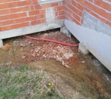 Passage gaine étonnnant..;profondeur ? nombreux débris et grosse coulée de béton en dessous...