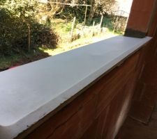 Pose des nouveaux appuis de fenêtres suite à un pb de dimensions erronées pour les premiers.