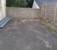 Sur le devis refont sign&eacute; par le constructeur il est indiqu&eacute;: 
Protection du bitume sur zone de rechargement par le constructeur pour le stockage du mat&eacute;riel, par des panneaux de bois et du sable..... ce ne sera jamais fait.