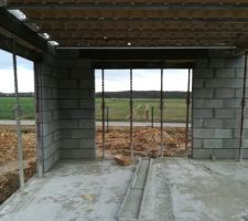 Retour sur le chantier - Vue de la salle à manger depuis la cuisine (oui il faut de l'imagination). Le plancher de l'étage est déjà en préassemblage