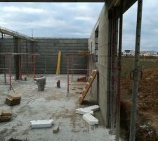 Retour sur le chantier - Vue depuis la salle à manger vers la cuisine, cellier, garage