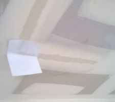 De l'eau ressort par le placo du plafond, au point de retenir une feuille de papier par capillarité !
