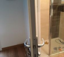 Cloison de la chambre parentale adjacente à la salle de bain ...(2)