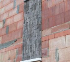 Pose des briquettes entre les fenêtres de la façade