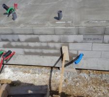 Dalle coulée - façade - gaines en attente pour elec et eau