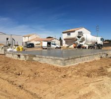 Coulage de la dalle en cours, prise du béton 1 semaine à 10 jours, puis élévation des murs :)