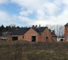 Pose des tuiles (vue de l'arrière de la maison)