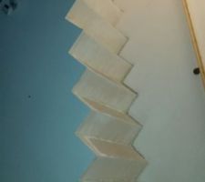 Escalier en béton avec contremarche enduite et marche en bois