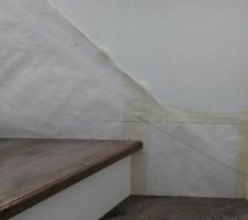 Escalier en béton avec contremarche enduite et marche en bois - Traçage de la plainte de l'escalier