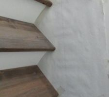 Escalier en béton avec contremarche enduite et marche en bois - Traçage de la plainte de l'escalier